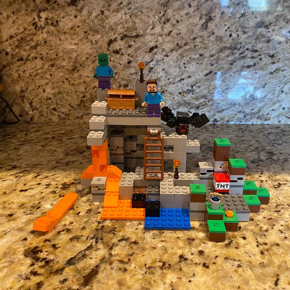 Lego Minecraft # 21113 THE CAVE Retired 2014